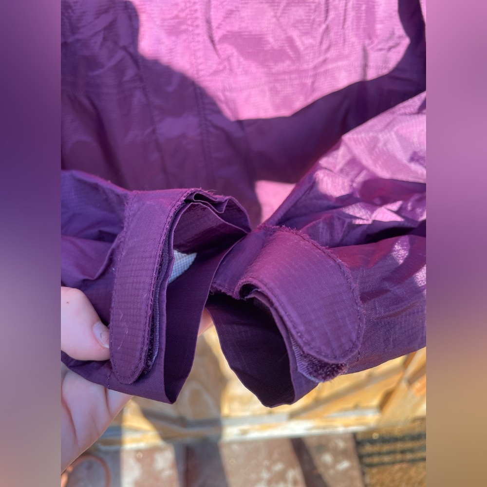 PATAGONIA WOMENS MEDIUM PLUM COLORED RAIN JACKET - Picture 2 of 11